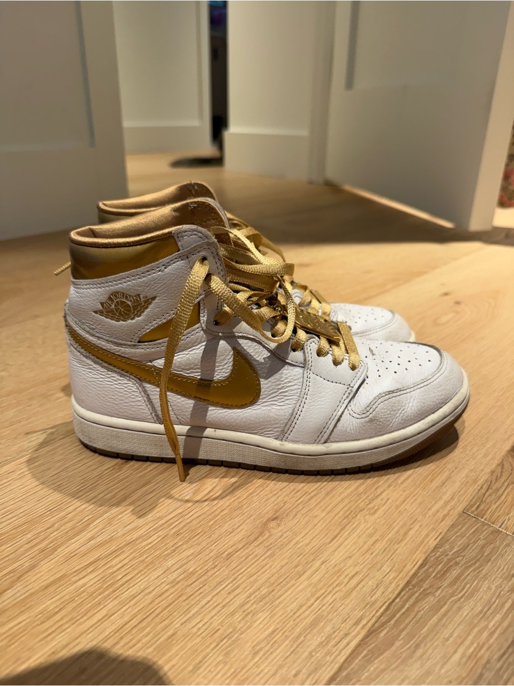 Nike White & Metallic Gold Air Jordan 1 Mid